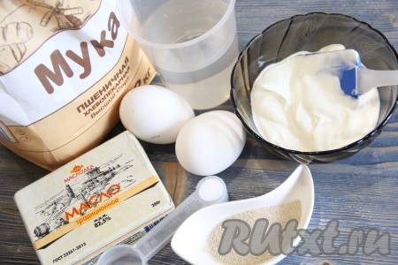 Подготовить продукты для приготовления дрожжевого теста для пирога с грибами. 