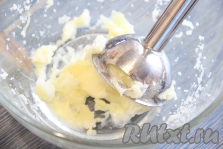 Вареный картофель измельчить погружным блендером в пюре.
