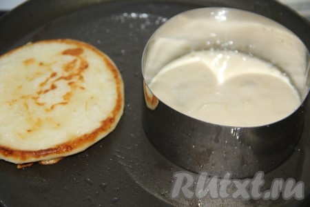 Сковороду хорошо разогреть. Тесто перед выпеканием можно перемешать. Выпекать дрожжевые оладьи из вареного картофеля на смазанной маслом сковороде. Я выпекала оладьи в круглой формочке, хотелось идеально ровных оладушков. Выпекать на среднем огне с двух сторон до золотистого цвета.
