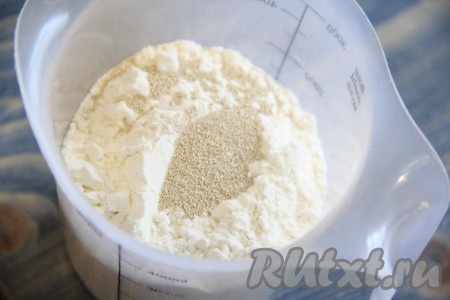 В отдельную ёмкость просеять муку и соединить с сухими дрожжами и солью.
