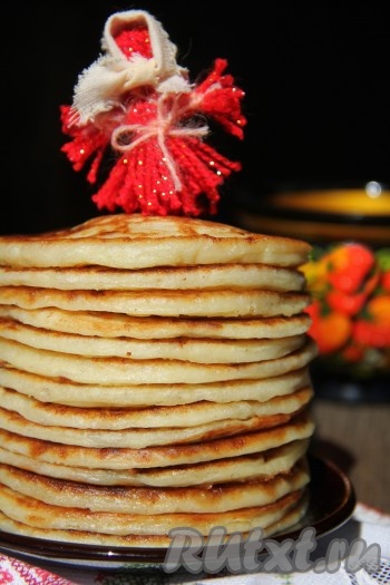 Нежные&nbsp;оладьи, приготовленные с добавлением вареного картофеля, можно подать со сметаной или растопленным маслом.
