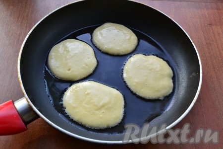 На сковороде разогреть растительное масло. Столовой ложкой выкладывать на сковороду тесто в виде оладий.&nbsp;
