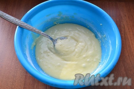 Замесить тесто, оно по консистенции будет напоминать сметану или крем.
