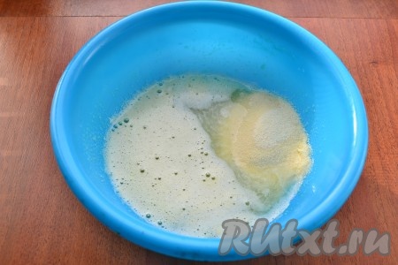 В получившуюся яичную массу влить рассол, добавить манную крупу, перемешать и оставить на 20 минут.
