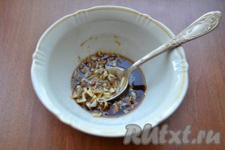 Для приготовления заправки для салата из помидоров и лука смешать соевый соус, масло растительное, уксус, сахар, измельченный чеснок и рубленые орехи.