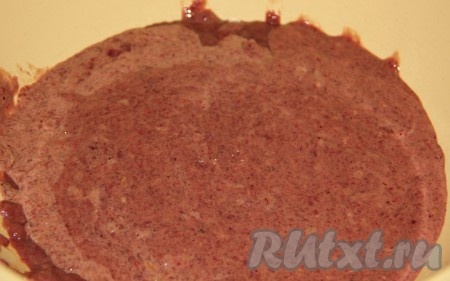 Куриную печенку и лук пропускаем через мясорубку.