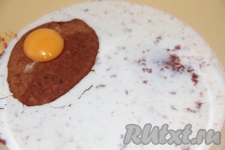 Добавляем яйцо, молоко. Муку добавляем постепенно, пока тесто не станет по консистенции напоминать густую сметану. Солим и перчим. 