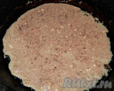 Тесто для печеночного торта хорошенько взбиваем. Жарим из полученного теста на раскаленной сковороде, смазанной растительный маслом, как блины, коржи для торта. Обжариваем с двух сторон. Должно получиться где-то 5 коржей.