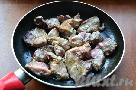 Обжарить свинину на разогретом растительном масле на среднем огне до румяной корочки со всех сторон.
