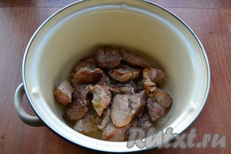 Переложить обжаренную свинину в кастрюлю.
