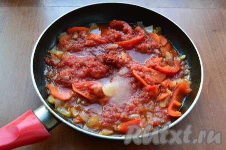 Добавить в сковороду с обжаренными овощами натертые на терке помидоры, соль, сахар и паприку. Влить 150 мл воды, перемешать, тушить овощи на небольшом огне около 7 минут.
