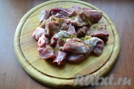 Посыпать мясо специями, перемешать.