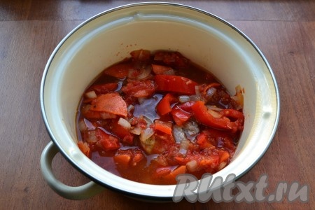 Содержимое сковороды выложить поверх мяса в кастрюлю. 