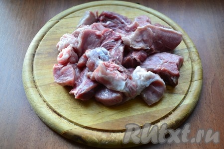 Свинину нарезать довольно крупными, но не толстыми кусками.
