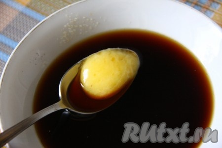 Готовый остывший кофе соединить с сахаром, медом и ванильным сахаром, хорошо перемешать получившуюся кофейную смесь.
