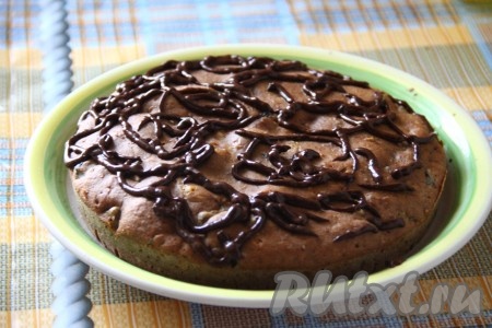 Отправить в разогретую до 180 градусов духовку, выпекать наш постный пирог с черносливом 35-40 минут (до готовности). Остывший пирог украсить на свое усмотрение. Я полила его растопленным шоколадом.
