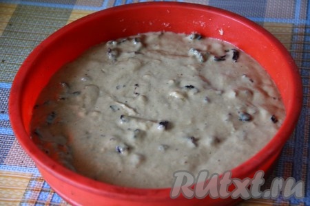 Выложить постное тесто в подготовленную форму, у меня форма диаметром 20 сантиметров. Я использовала силиконовую форму, поэтому ее не смазывала маслом. Если использовать металлическую форму, то желательно ее застелить пергаментом и промазать бока и сам пергамент маслом.
