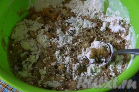 К муке с черносливом влить кофейную смесь, хорошо перемешать.
