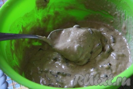 Тесто должно получиться, как очень густая сметана. Если необходимо, добавьте еще немного муки.
