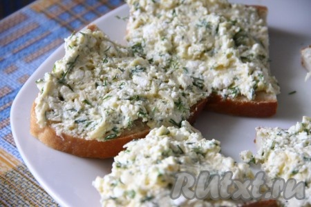 Батон нарезать ломтиками. Каждый кусок батона намазать творожной массой. У меня получилось 10 бутербродов, как на фото. Количество бутербродов зависит от толщины слоя творожный массы, намазанной на хлеб.
