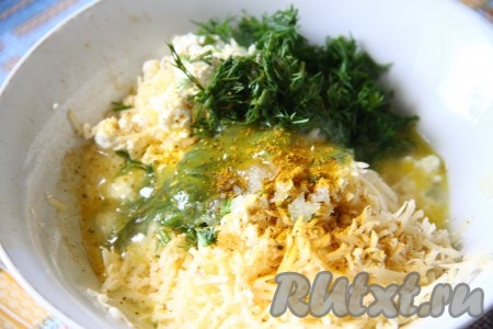 Всыпать карри, соль и перец по вкусу.
