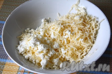 К творогу добавить натёртый сыр.