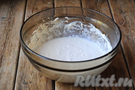 Тесто должно быть похожим на густую сметану. Накрыть миску полотенцем и оставить в тёплом месте на 30 минут.&nbsp;
