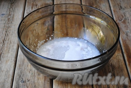 За это время на поверхности должна появиться пышная "шапочка". Это будет означать, что наши дрожжи "запустились" и можно продолжать работать.&nbsp;
