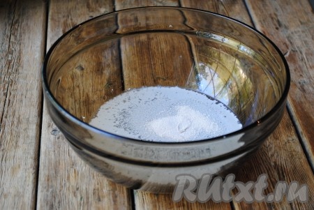 В тёплую воду всыпать сахар и соль, всё хорошо перемешать, чтобы кристаллики растворились. Всыпать дрожжи, перемешать и оставить на 10-15 минут.
