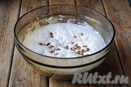 Изюм вымыть и залить на 15 минут горячей водой, затем воду слить, а изюм выложить на полотенце, чтобы он обсох. Когда тесто подойдёт и увеличится в объеме вдвое, добавить подготовленный изюм.&nbsp;
