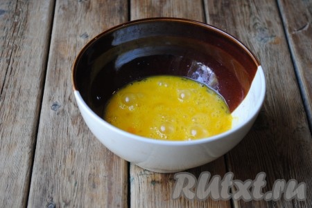 Добавить соль, чёрный молотый перец и молоко, хорошо взбить вилкой до однородной массы. 