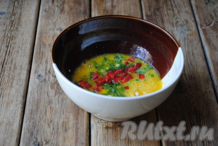 Сладкий болгарский перец нарезать небольшими кубиками. Укроп и лук мелко нарезать. Перец, лук и укроп добавить в яичную смесь, перемешать.&nbsp;
