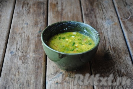 Керамическую форму (или миску), подходящую для использования в микроволновой печи, смазать сливочным маслом и вылить яичную смесь. Форма должна быть заполнена на половину, так как в процессе приготовления омлет хорошо поднимется.&nbsp;
