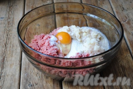 Добавить сырое яйцо и манную крупу, хорошо вымесить фарш. Затем следует фарш отбить, чтобы во время жарки наши котлеты из фарша с добавлением капусты не развалились и держали форму.&nbsp;
