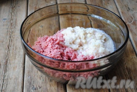 Капусту, лук и чеснок перекрутить через мясорубку и добавить в мясной фарш. Белый хлеб размочить в воде, затем отжать от лишней жидкости и пропустить через мясорубку, добавить в фарш.
