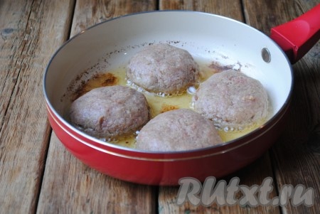 Из полученного фарша сформировать котлеты. Выложить их на разогретую с растительным маслом сковороду. Растительное масло должно покрывать дно сковороды.&nbsp;
