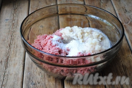Поперчить и посолить фарш по вкусу.&nbsp;

