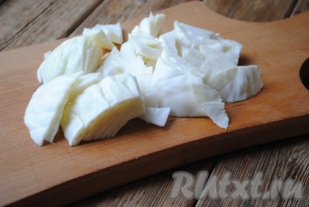 Капусту вымыть и нарезать на небольшие ломтики.&nbsp;
