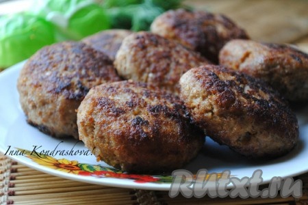 Вкусные, сочные котлеты с капустой и фаршем готовы. Подавать на стол в горячем виде.