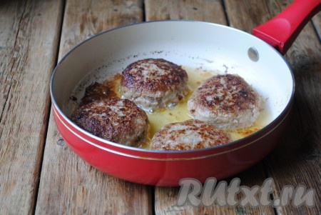 Обжарить котлетки с капустой и фаршем с двух сторон на среднем огне до золотистого цвета (минуты по 3-4 с каждой стороны).
