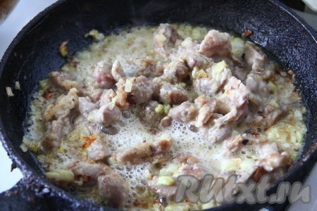 На сковороду к обжаренному луку добавить куриные желудки, соду и 1-2 столовые ложки воды. Поставить на медленный огонь и готовить, пока содержимое сковороды не перестанет пениться. Сода дает реакцию и лук, который мы ранее обжаривали, становится прозрачным и растворяется в получившемся соусе.