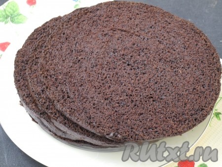 Бисквит разрезать на 4 части, можно на 3, но мне хотелось больше слоёв.
