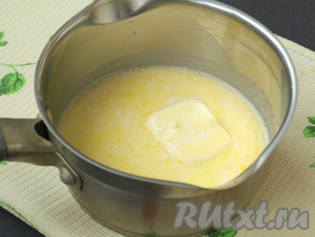Молоко подогреть и добавить в него сливочное масло, перемешать.