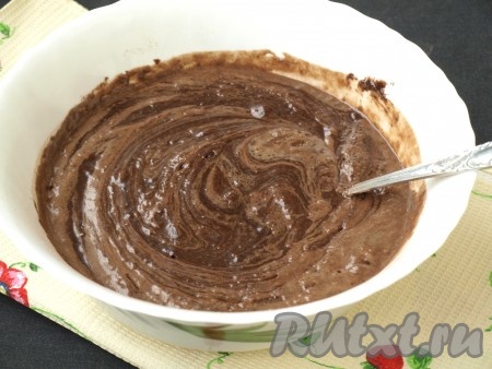 В конце замеса добавить в тесто уксус и ещё раз хорошо перемешать. Тесто по консистенции будет напоминать густую сметану.
