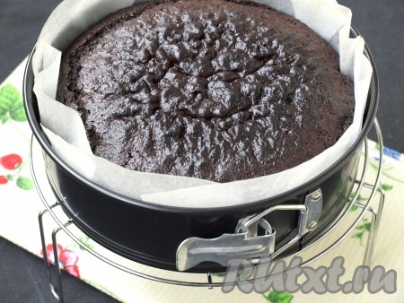 Выпекать бисквит для торта в разогретой духовке при температуре 180 градусов около 45 минут. Проверить готовность деревянной шпажкой. Остудить бисквит на решётке.
