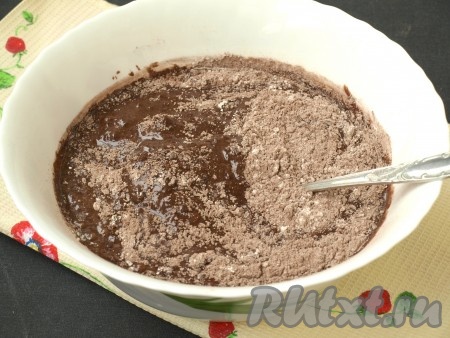 Частями ввести сухие ингредиенты в жидкие.
