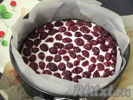 Для приготовления крема взбить холодные сливки с сахаром и ванилином до стойких пиков. Вишню без косточек разрезать пополам (если используете замороженную вишню, то ее предварительно надо разморозить и слить лишнюю жидкость).

Начинаем собирать наш вишнево-шоколадный торт. В форму для выпечки выложить одну часть разрезанного бисквита, немного пропитать коньяком (бисквит очень мягкий). Смазать бисквит кремом со взбитыми сливками и выложить сверху вишни.