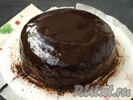 Для приготовления шоколадной глазури в сотейнике смешать сахар и какао, добавить сливки (или молоко) и прогреть, постоянно помешивая, на небольшом огне, затем добавить сливочное масло и размешать глазурь до однородного состояния. Покрыть теплой шоколадной глазурью наш торт с вишней и взбитыми сливками.
