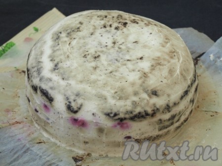 Накрыть следующим бисквитным коржом и повторить все действия. Собрать весь торт.&nbsp;Верхний корж пропитать коньяком, но не смазывать кремом из взбитых сливок и не выкладывать вишню. Поставить шоколадный торт на 1 час в холодильник. Затем торт извлечь из формы и смазать бока и верх кремом. Снова убрать в холодильник, чтобы крем окончательно застыл.
