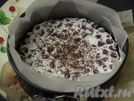 На вишню нанести ещё немного крема, натереть сверху шоколад.
